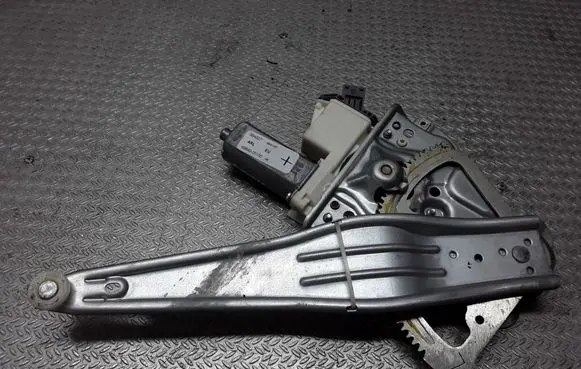 Toyota Avensis T250 Rear door window regulator with motor 6984005100