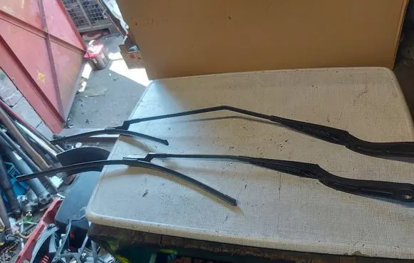 Renault Trafic III (X82) Front wiper blade arm 93867989 93867986