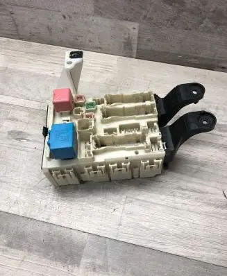 Toyota Avensis T270 Fuse module 8273005160B 13999K24
