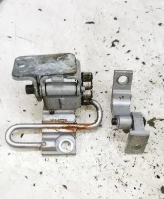 Audi TT Mk1 Front door lower hinge 8N0831411A