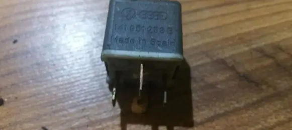 Volkswagen PASSAT B3 Other relay 141951253b 4ra00351029