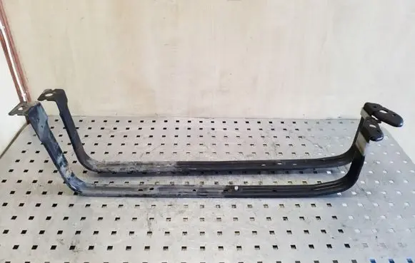 Fuel tank mounting bracket