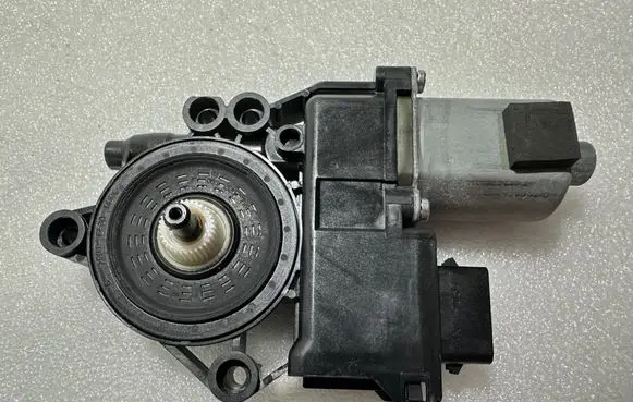 Hyundai i40 Front door window regulator motor 824503Z010 F00S1A2935