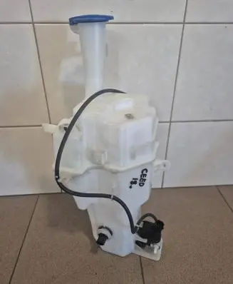 KIA Ceed Windshield washer fluid reservoir/tank 98610J7000