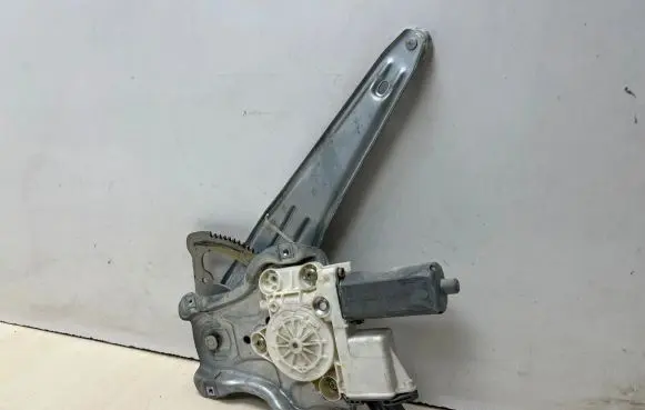 Toyota Avensis T250 Front door window regulator motor 992045100