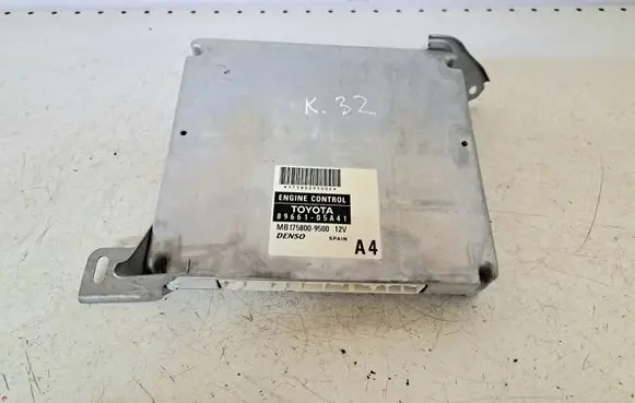 Toyota Avensis T250 Engine control unit/module 8966105A41