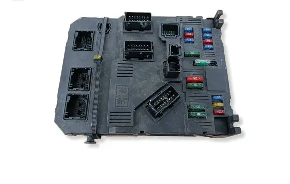 Peugeot 206 Fuse module S118085310 9646777280