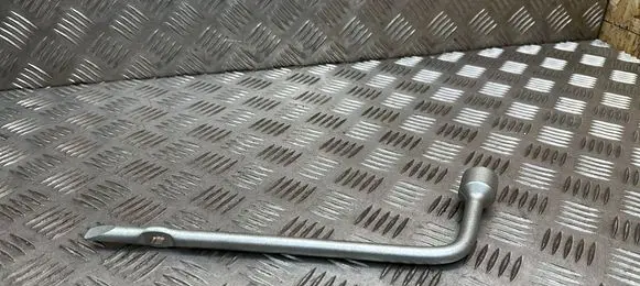 Toyota RAV 4 (XA40) Wheel nut wrench