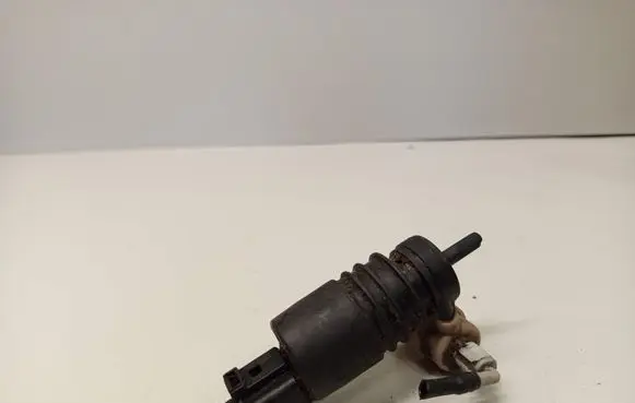 Volkswagen Touran I Windscreen/windshield washer pump