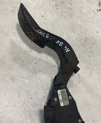 Accelerator throttle pedal