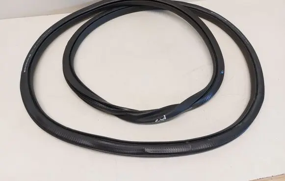 Opel Astra L Front door rubber seal 9847142380