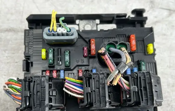 Peugeot 206 Fuse module 9659741780
