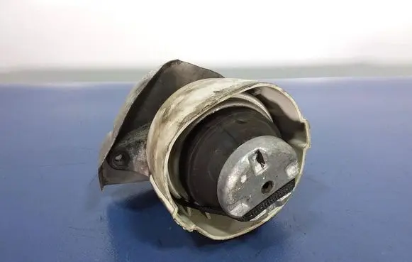 Engine mount vacuum valve