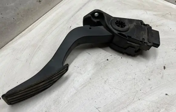 Suzuki Grand Vitara II Accelerator throttle pedal 1590065J02