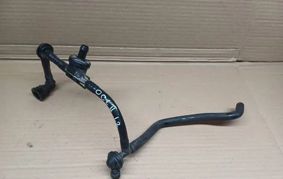 Engine coolant pipe/hose