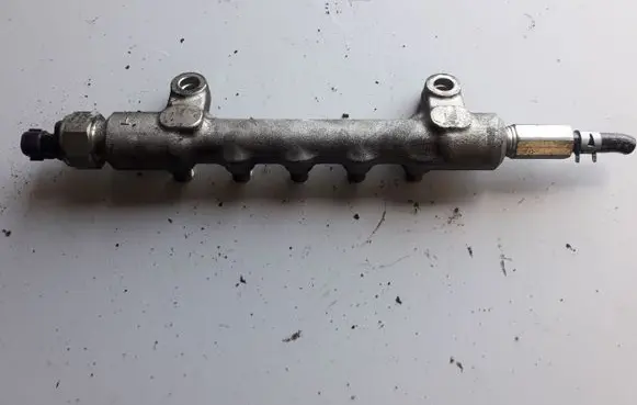 Toyota Corolla Verso E121 Fuel distributor 