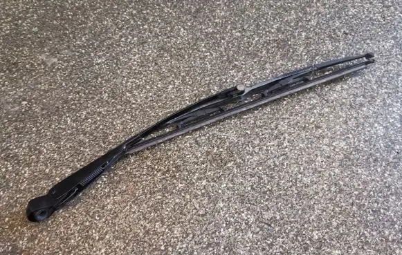 Rear wiper blade arm