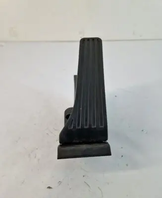 Accelerator throttle pedal