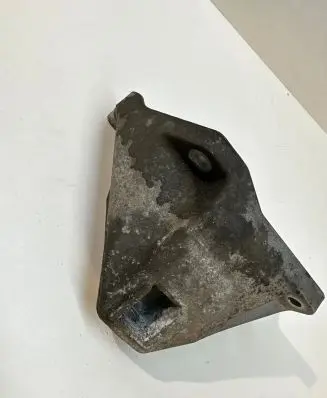 Engine mounting bracket