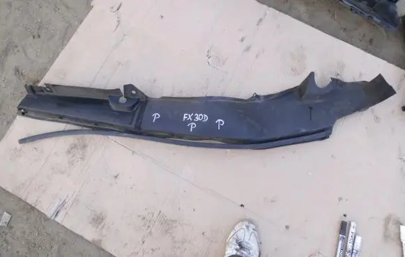 Infiniti FX Fender end trim 