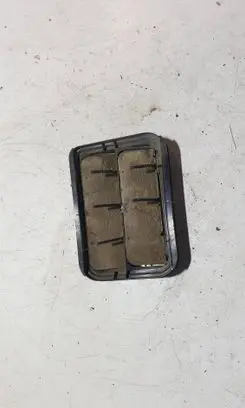 Quarter panel pressure vent