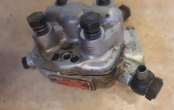 Audi 80 90 B3 Fuel distributor 0438101035