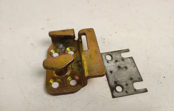Saab 900 CD Rear door lock loop/hook striker nm07 8262750
