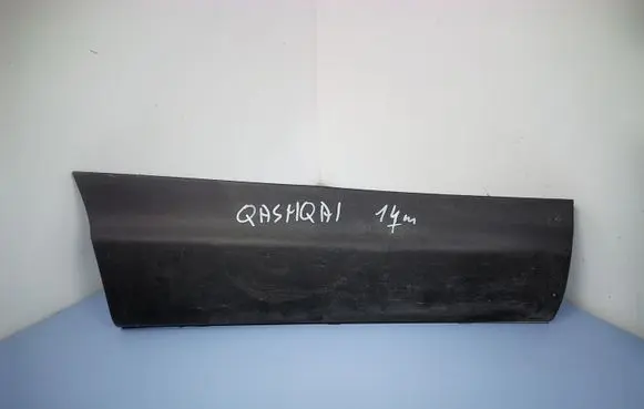 Nissan Qashqai Rear door trim (molding) 828704EA0A