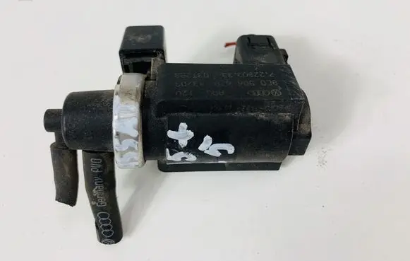Volkswagen PASSAT B5.5 Vacuum valve 8E0906628