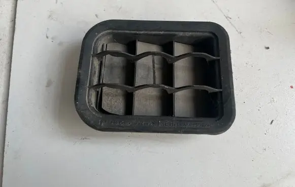 Opel Meriva A Quarter panel pressure vent 93335189