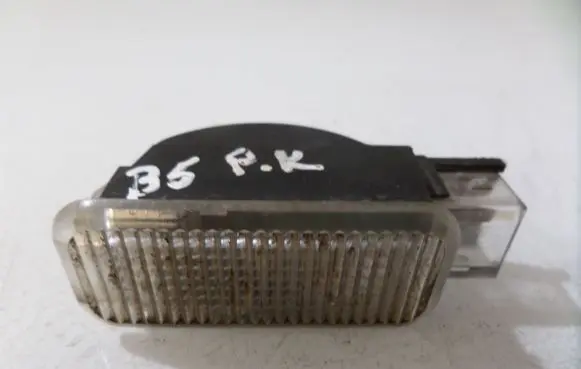 Volkswagen PASSAT B5 Front seat light 3B0947415B