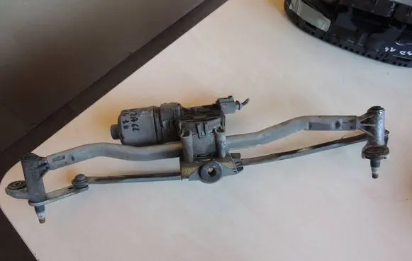 Seat Ibiza III (6L) Wiper motor 0390241S26