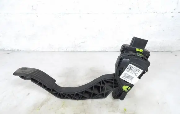 Accelerator throttle pedal