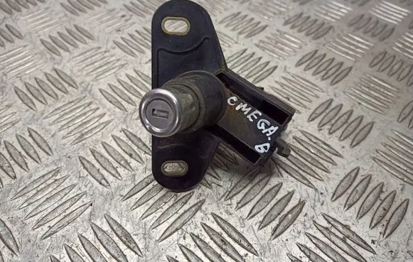 Opel Omega B2 Front door lock (next to the handle) 