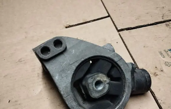 Chrysler Sebring (ST-22 - JR) Engine mount bracket