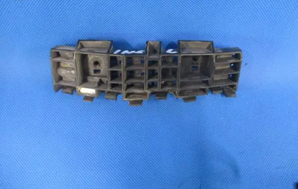 Front bumper mounting bracket