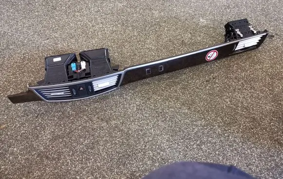 Mercedes-Benz E W212 Dash center air vent grill A212680XX71 A2128302554