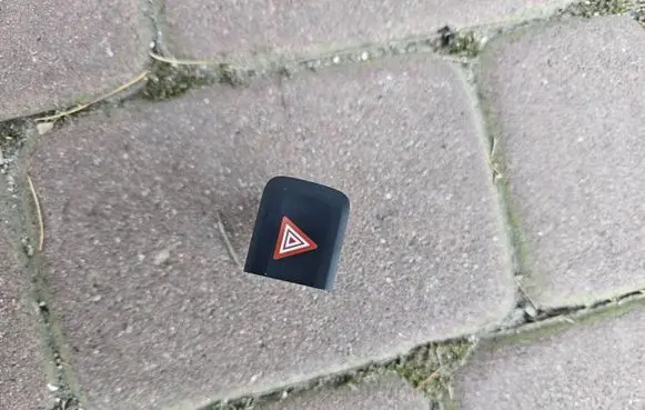 Opel Combo E Hazard light switch 9817043077