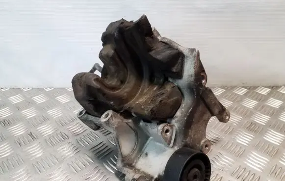 Honda FR-V Engine mounting bracket