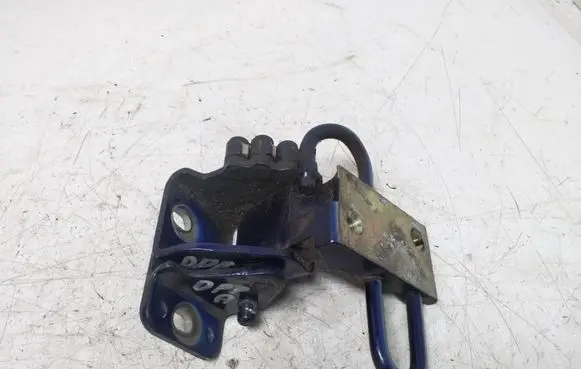 Volkswagen Touareg I Front door lower hinge 7L0831412