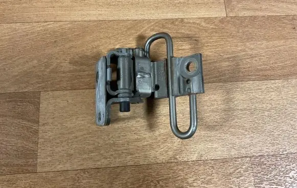 Audi A6 S6 C6 4F Front door lower hinge 8E0831411B