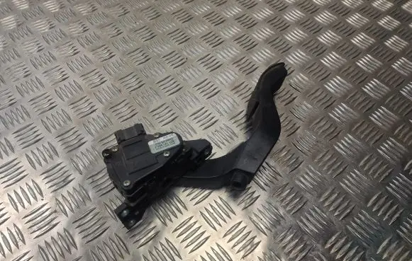 Volkswagen PASSAT B5.5 Accelerator throttle pedal 8D1721523J