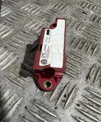 Volkswagen Golf IV Airbag deployment crash/impact sensor 1J0909606D 20980206 5WK42350