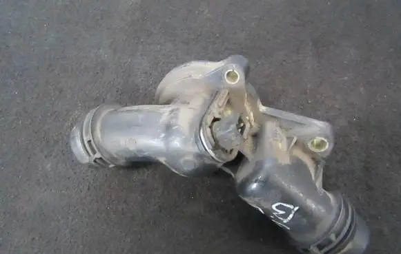 BMW 5 E39 Engine coolant pipe/hose 1436824 1437040