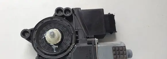 Hyundai Santa Fe Front door window regulator motor 824602W020