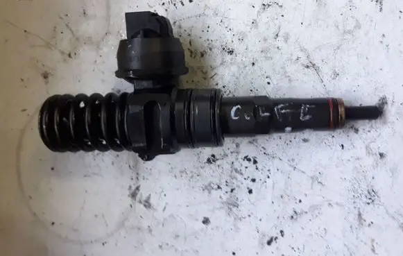 Volkswagen Golf V Fuel injector 038130073BN