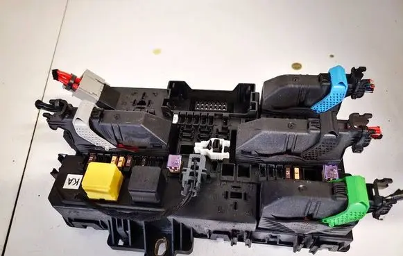 Opel Astra H Fuse box set 94700785