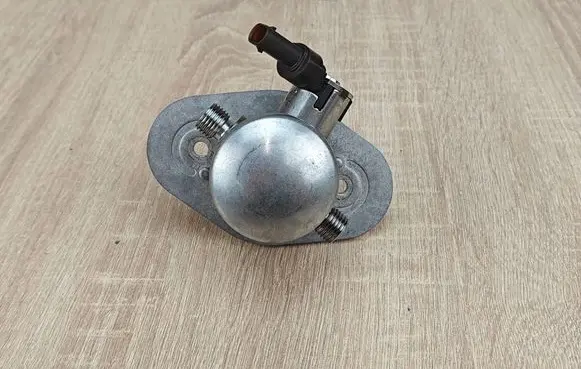 BMW 5 G30 G31 G38 Fuel injection high pressure pump 8631642