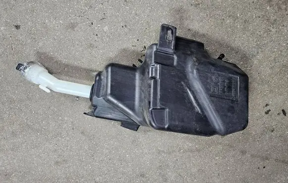 Opel Astra J Windshield washer fluid reservoir/tank 13260590 400406195