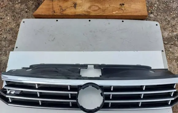 Volkswagen PASSAT B8 Front bumper upper radiator grill 3G0853653E